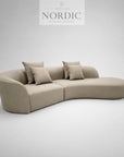 Loungesofa Aurielle i premium tekstil med matchende puder og afrundet lounge-ende til moderne stue, hotel eller restaraunt