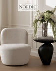 Minimalistisk sort sidebord Obsidia med eksklusivt design til dansk boligindretning