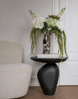 skulpturel sidebord til sofa og loungestol i moderne hjem