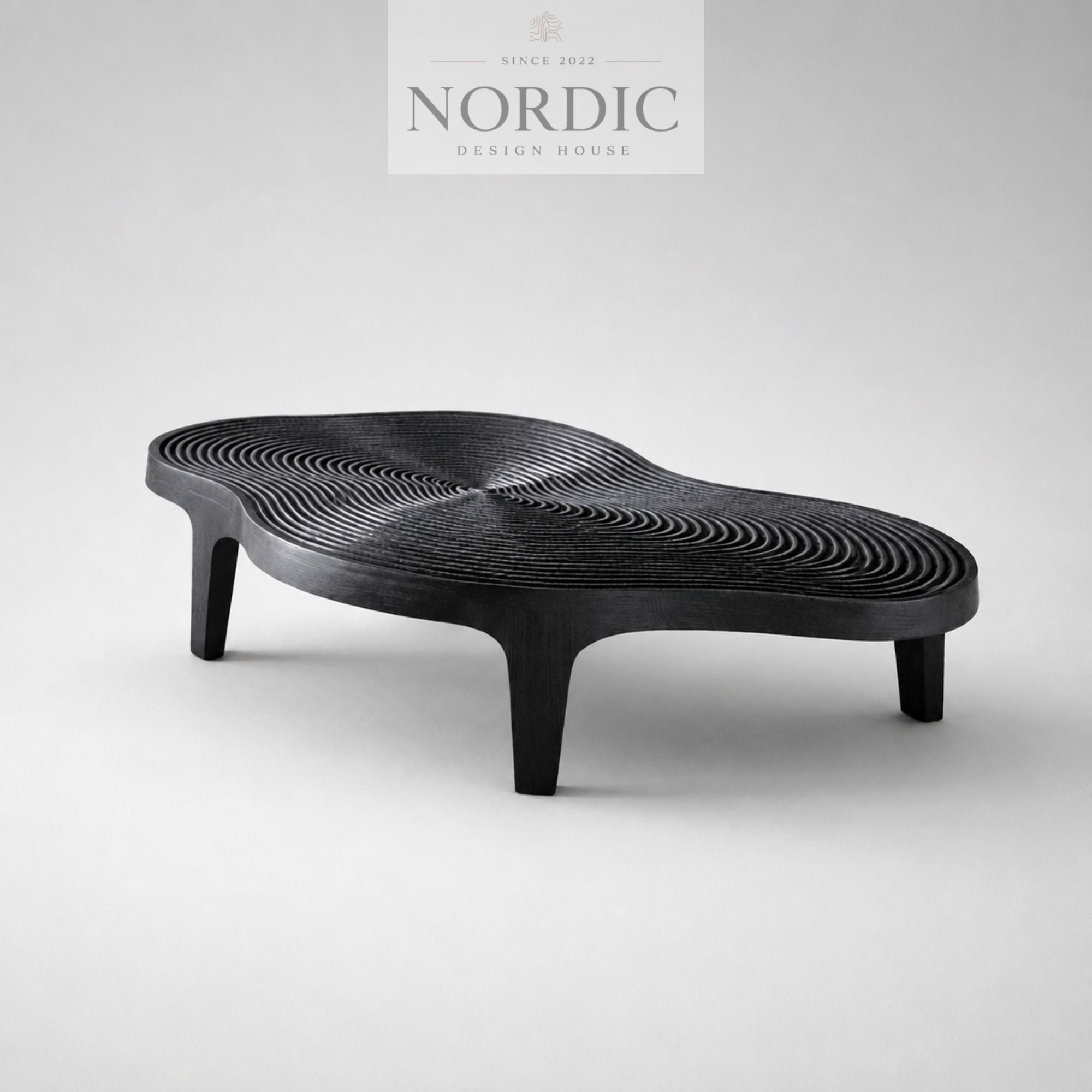 Design sofabord i organisk form i sort asketræ til stilfuld stue eller lounge