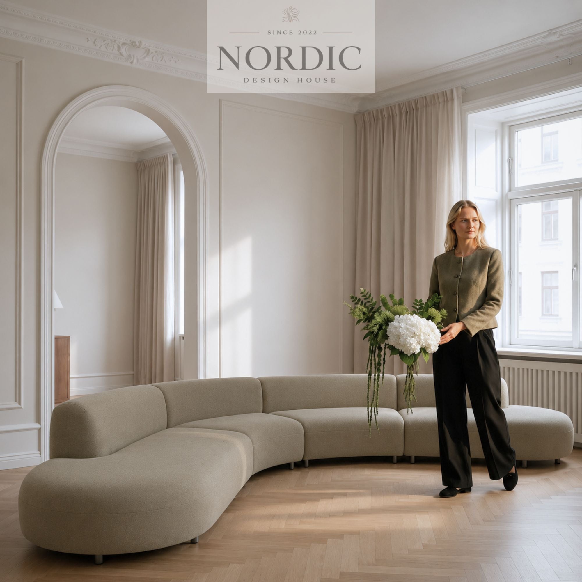 Luksus sofa til stue med blød siddekomfort og moderne buet design 