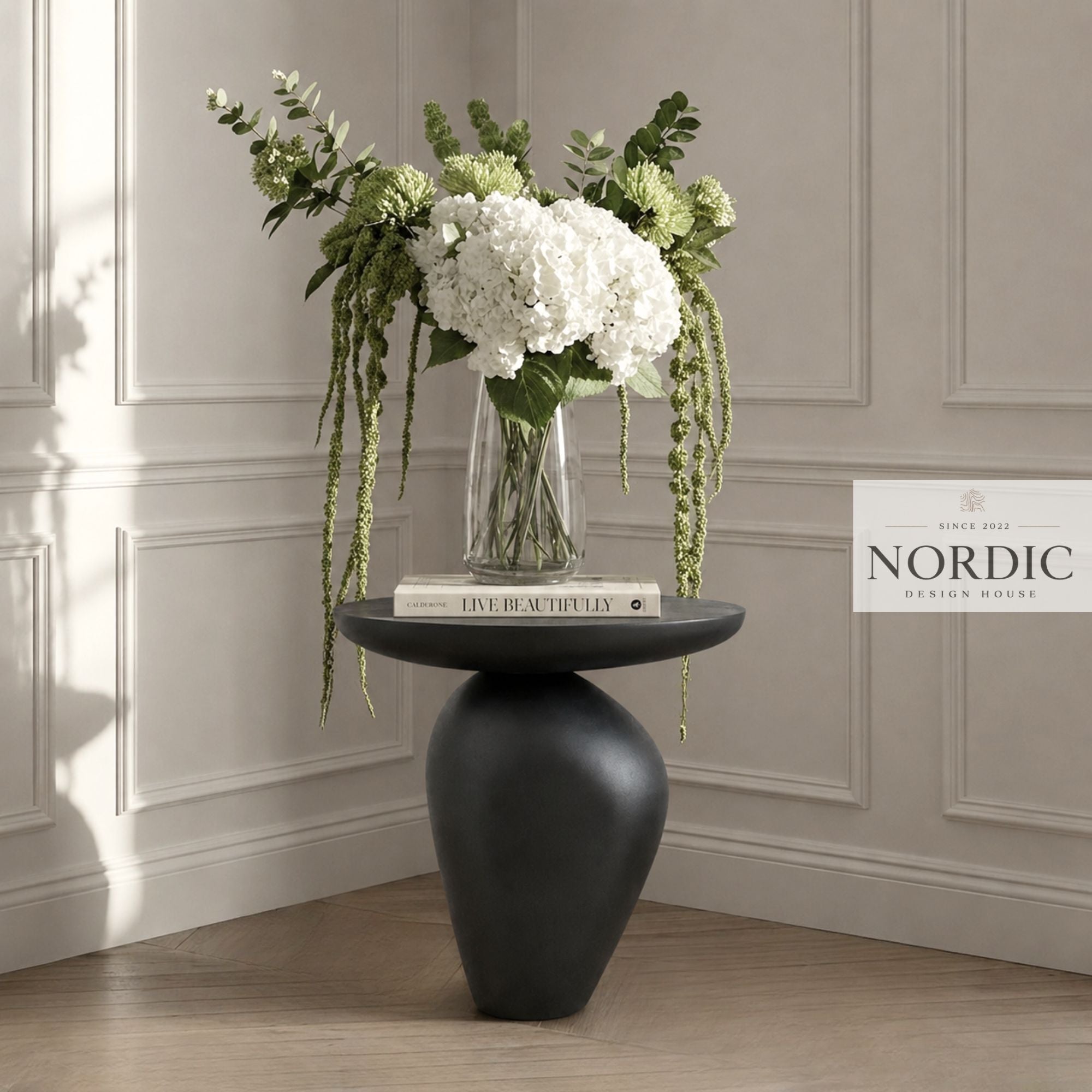 Eksklusivt sort designer sidebord Obsidia i skulpturelt nordisk design til moderne stueindretning.