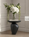 Eksklusivt sort designer sidebord Obsidia i skulpturelt nordisk design til moderne stueindretning.
