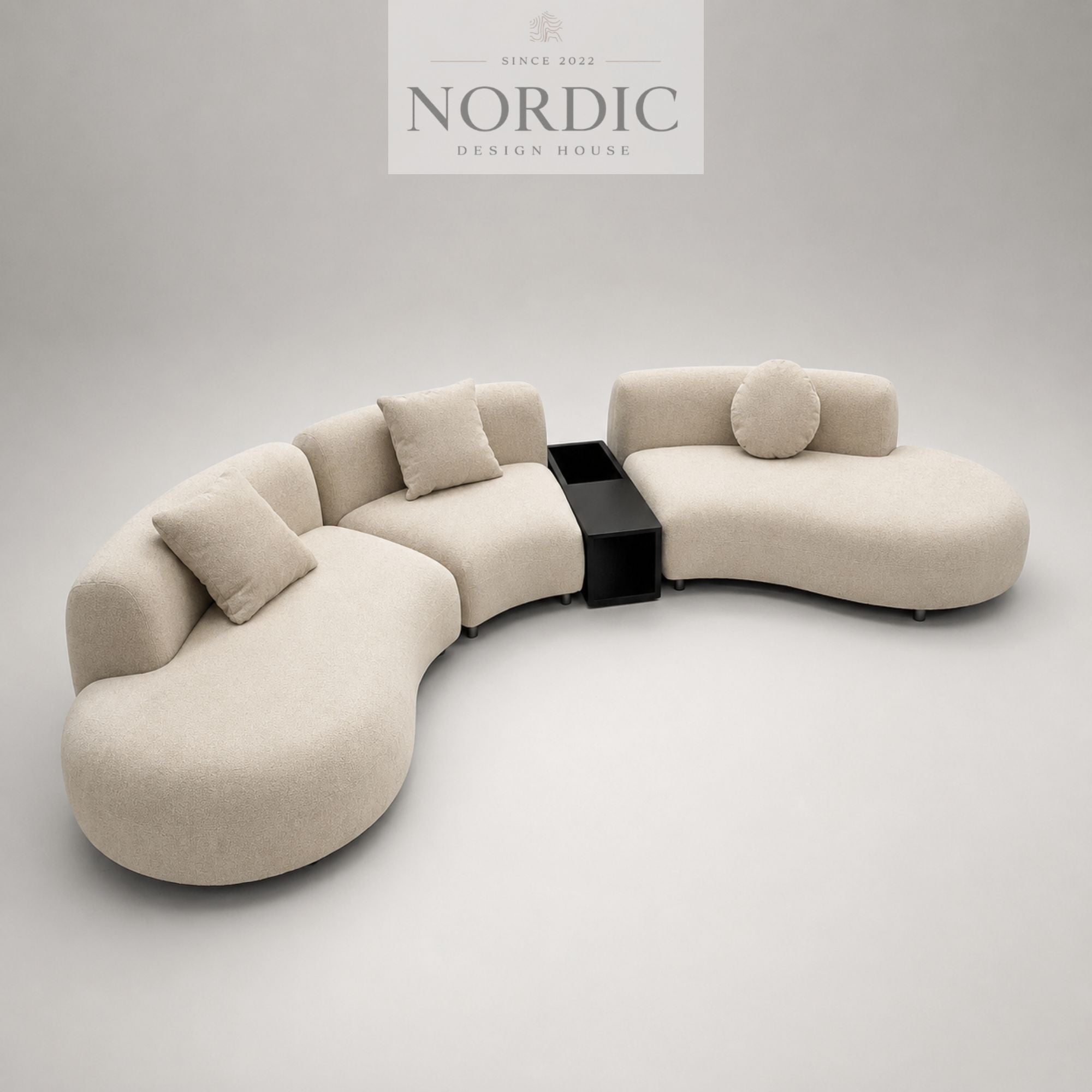 Buet modulsofa i lyst stof med integreret sort sidebord