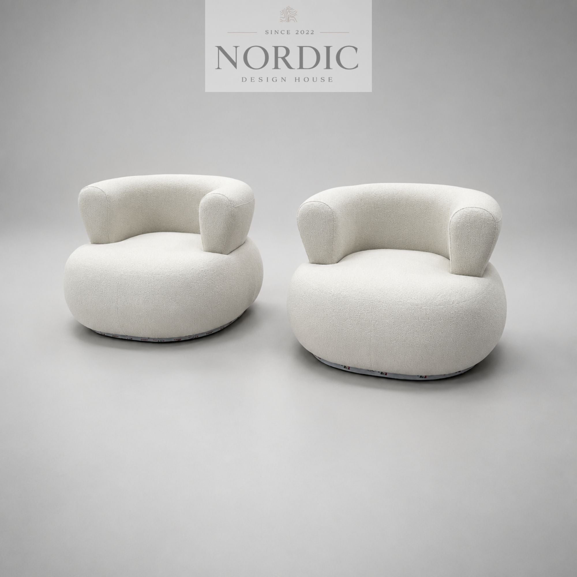 Elegant designer loungestol i luksuriøst stof til stue eller lounge