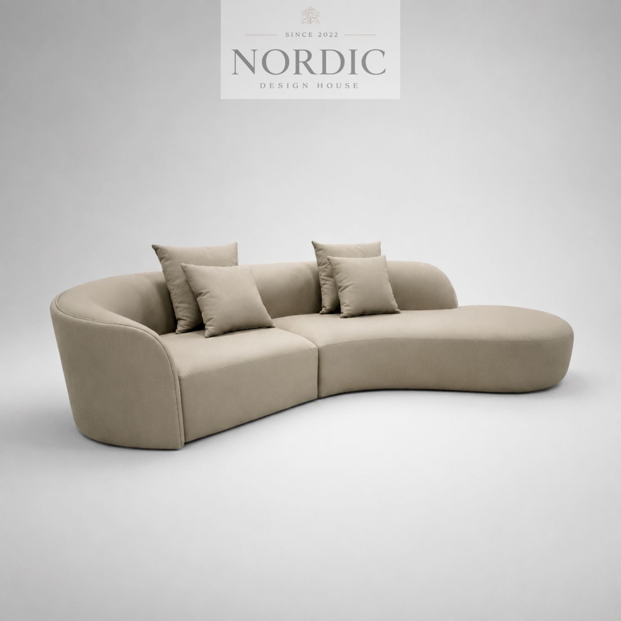Loungesofa Aurielle i premium tekstil med matchende puder og afrundet lounge-ende til moderne stue, hotel eller restaraunt