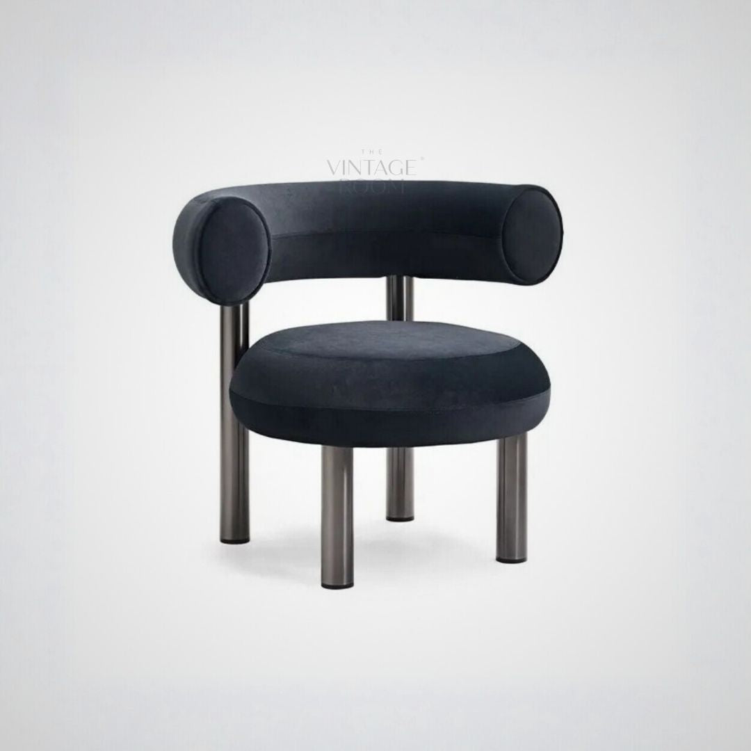 Loungestol i blød sort velour og ben i metallisk finish