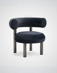 Loungestol i blød sort velour og ben i metallisk finish