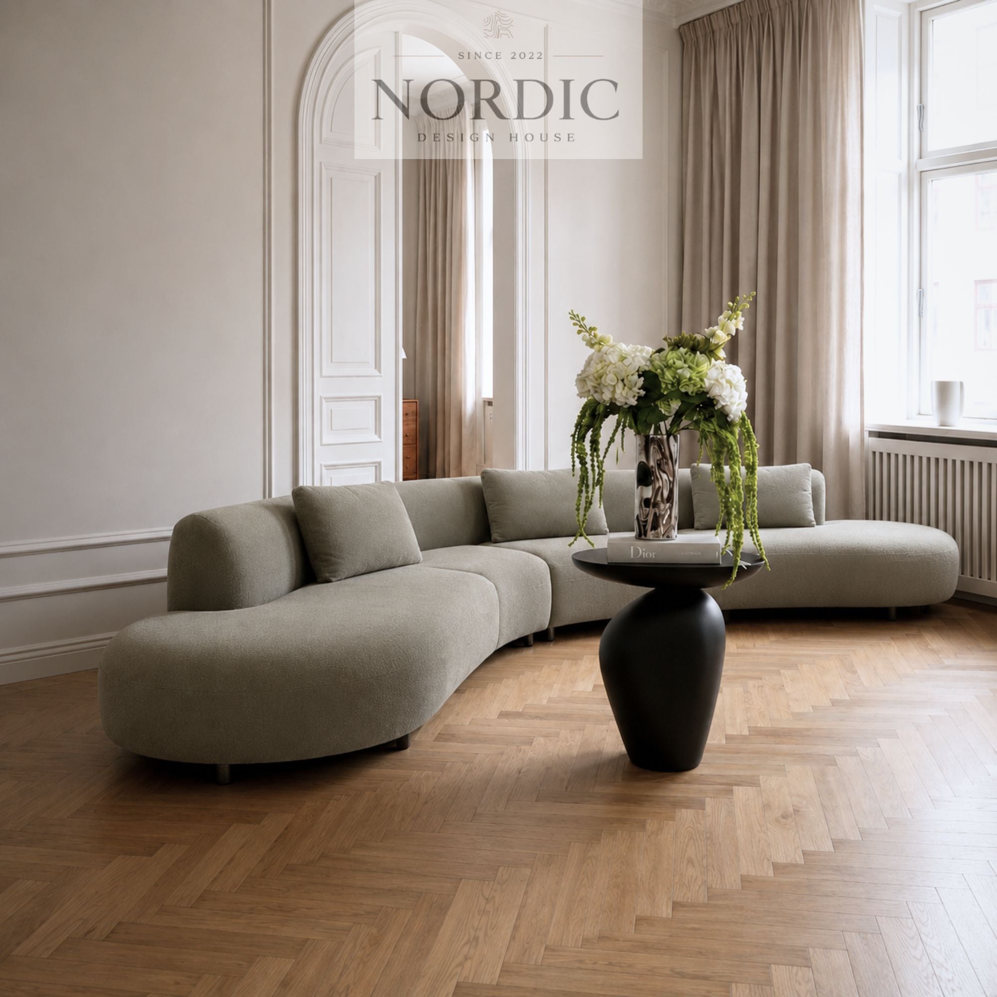 Luksus sofa til stue med blød siddekomfort, moderne buet design og stof efter valg