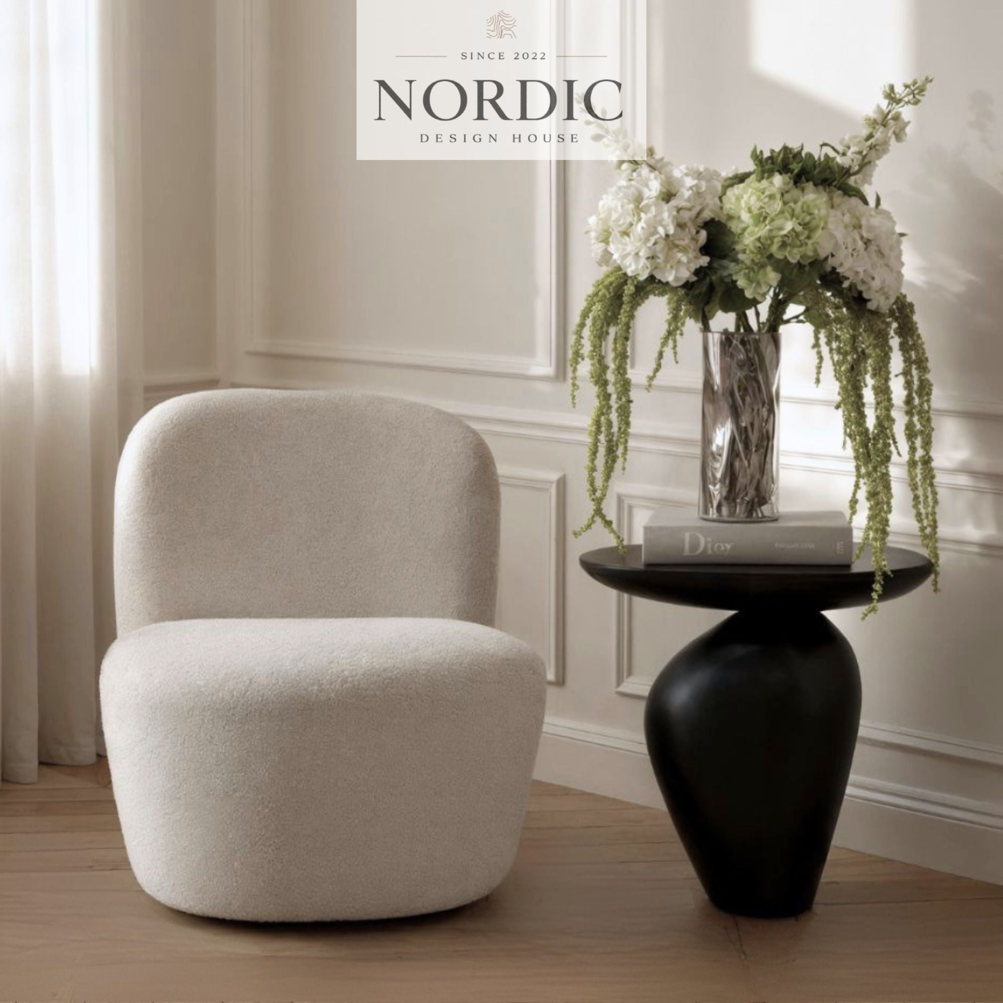 Minimalistisk sort sidebord Obsidia med eksklusivt design til dansk boligindretning