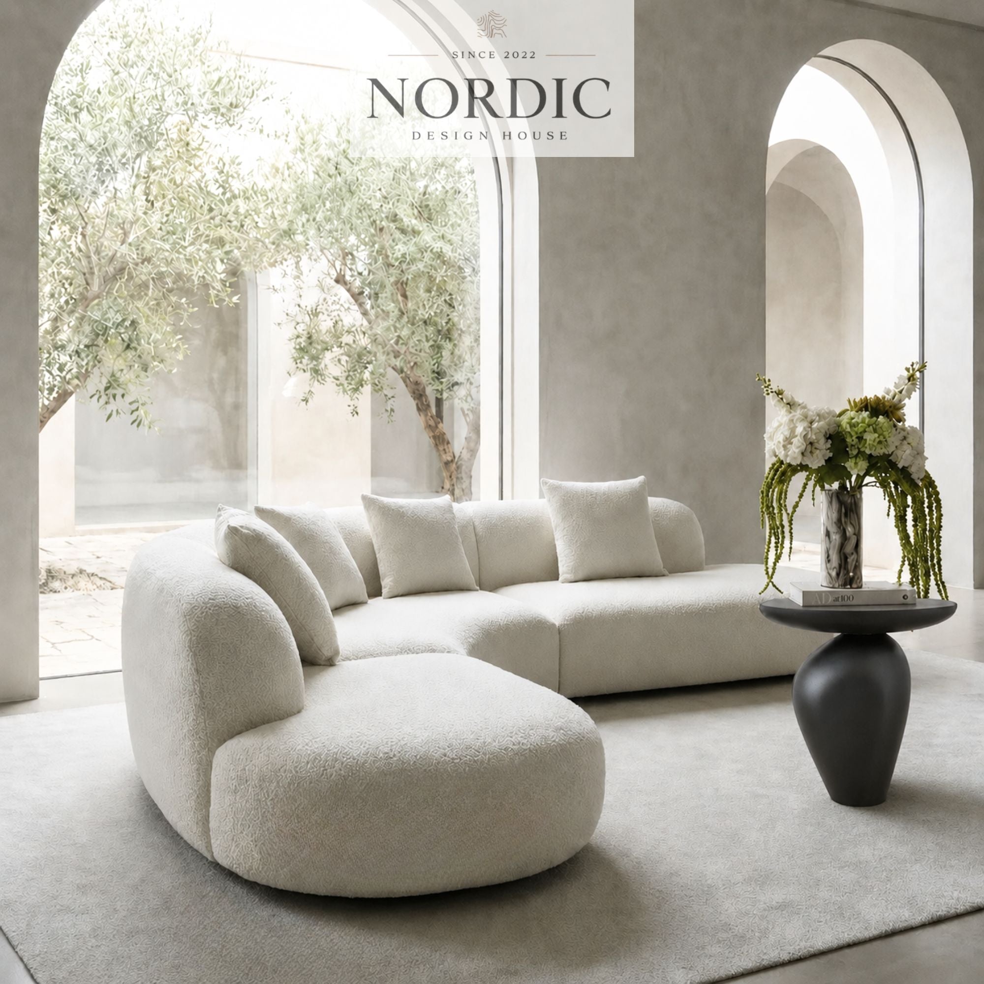 Nordisk sidebord og piedestal i stilrent design til blomster, vase eller dekoration