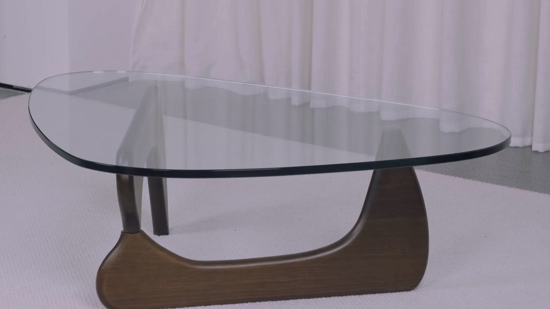 design sofabord med organisk glastop og brun træbase