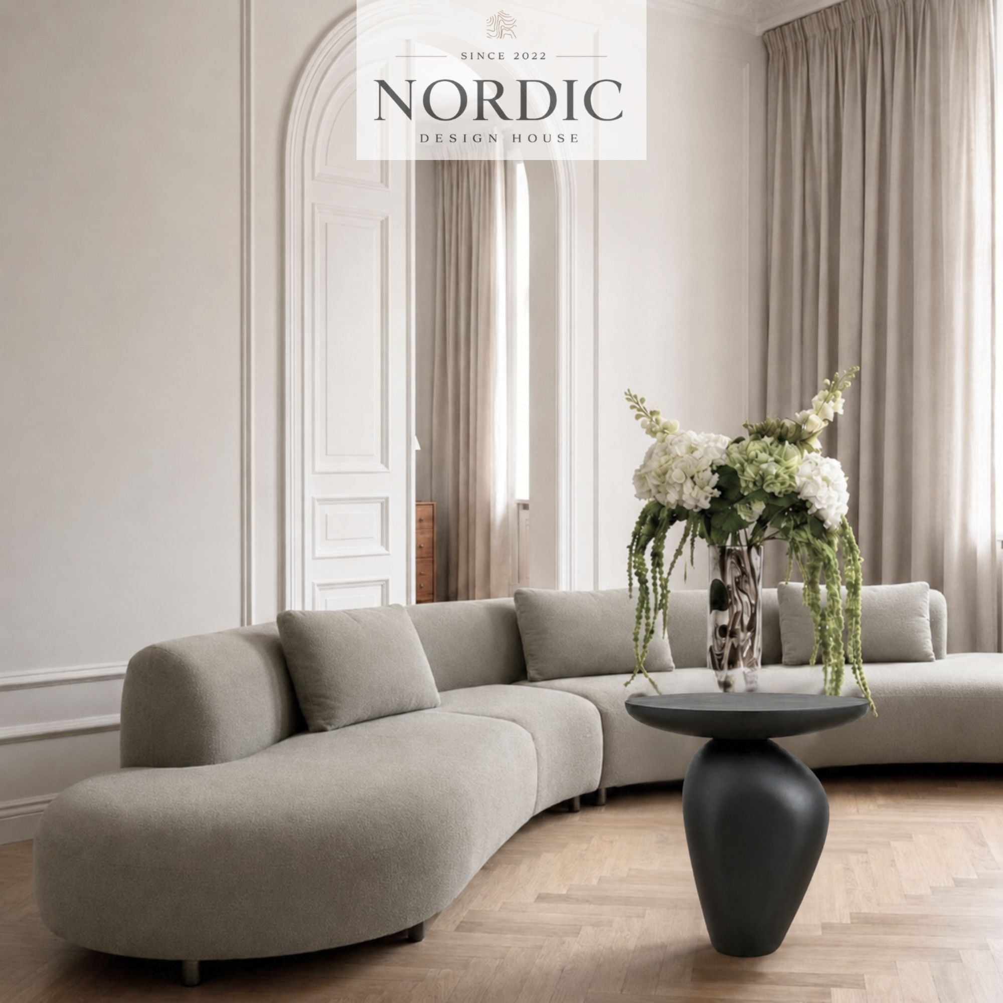 Rundt sort sidebord Obsidia med elegant form til sofahjørne og loungeområde