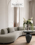 Rundt sort sidebord Obsidia med elegant form til sofahjørne og loungeområde
