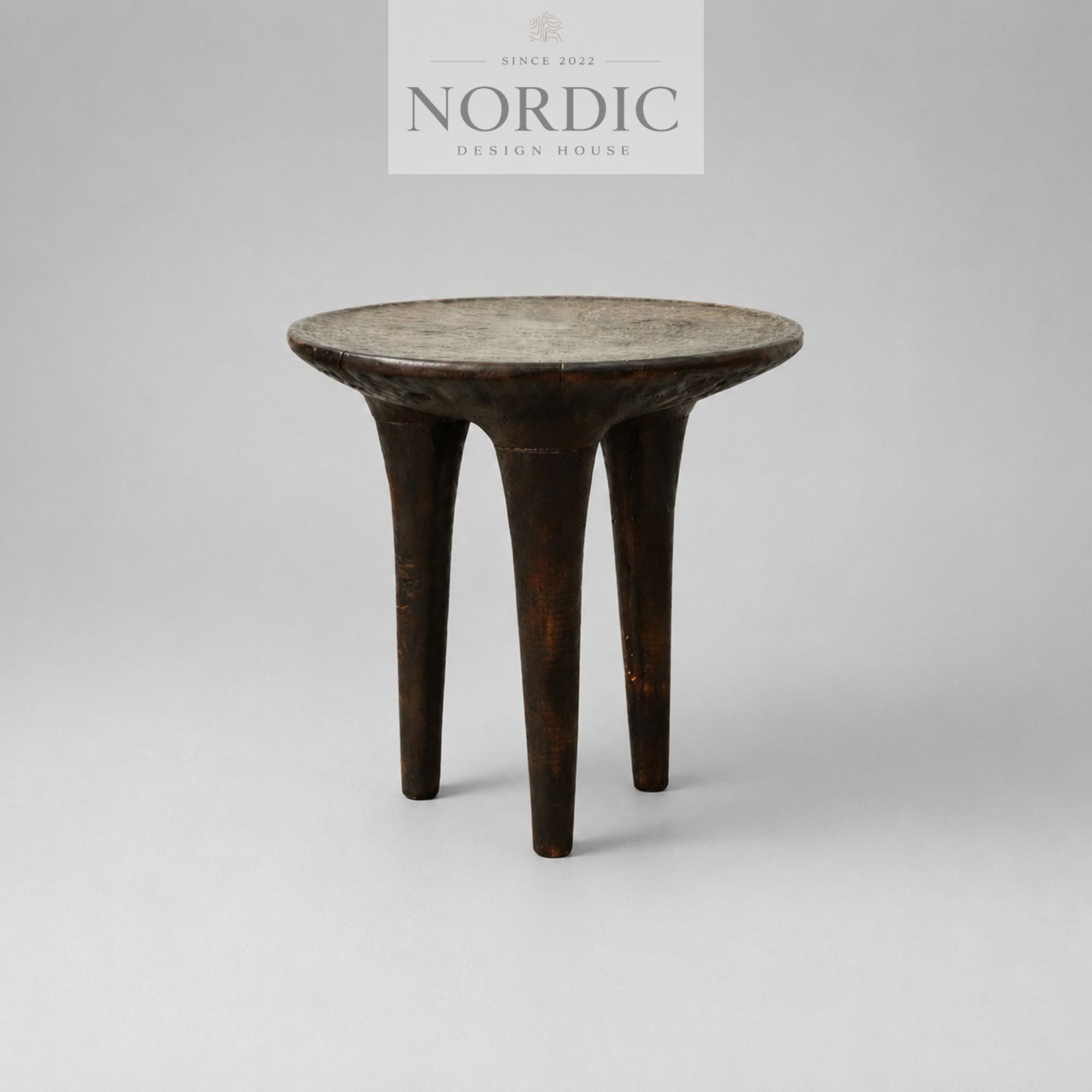 Sidebord Savannah i rød elm med tripod-base og autentisk luksusfinish