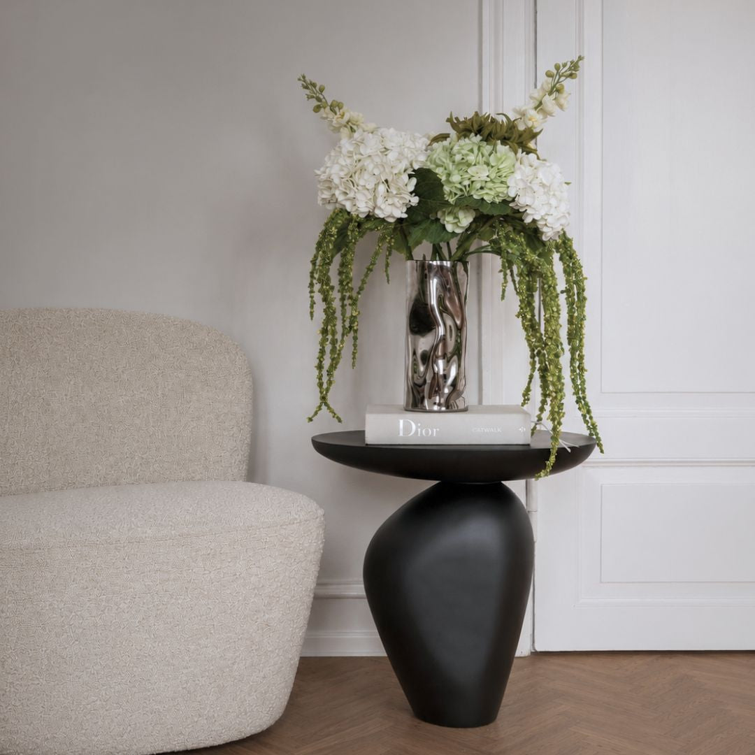 skulpturel sidebord til sofa og loungestol i moderne hjem