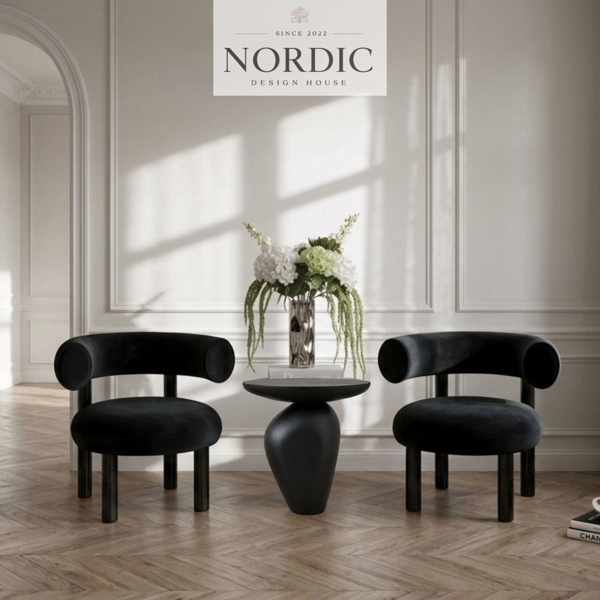 Skulpturelt sort sidebord Obsidia med organisk form