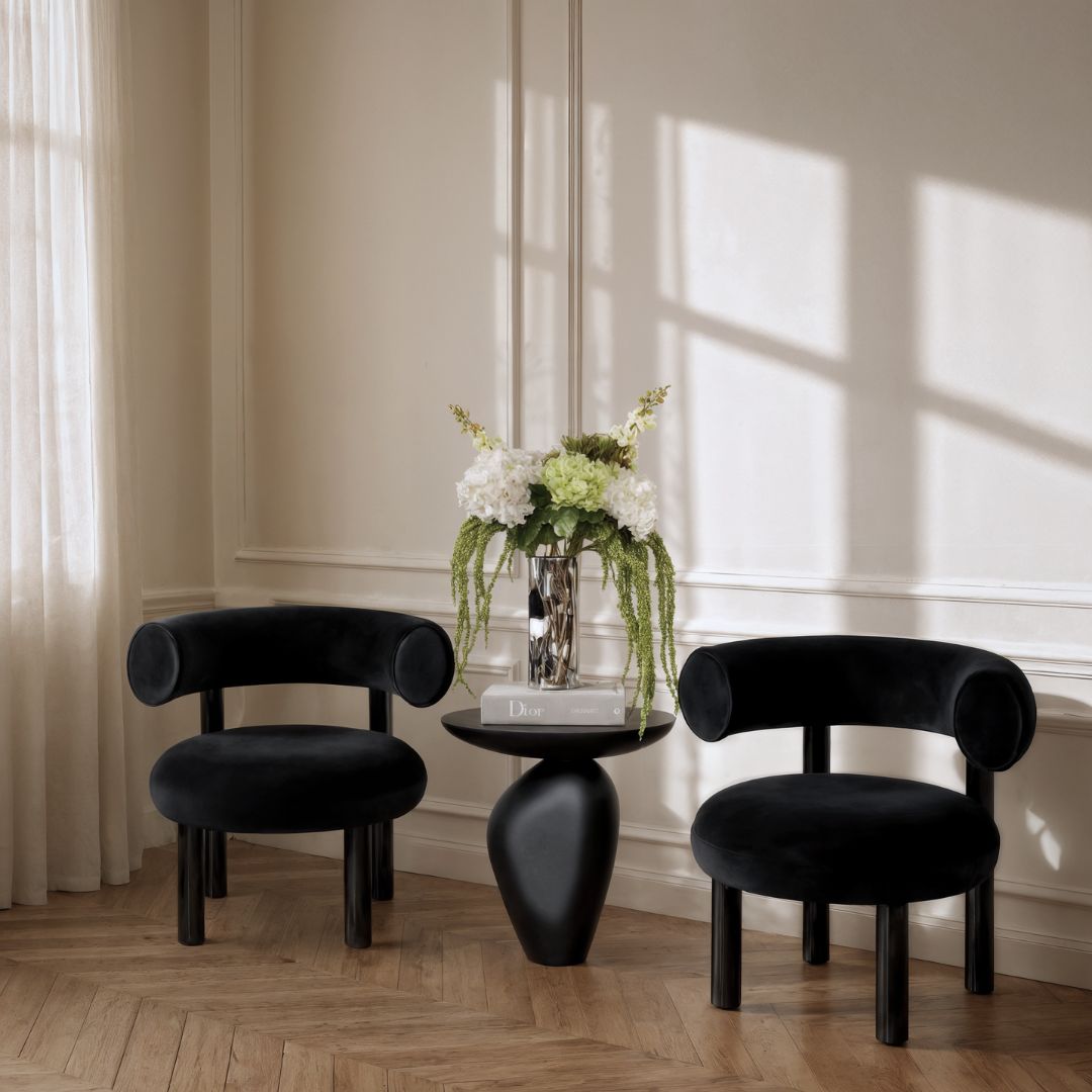 Skulpturelt sort sidebord Obsidia med organisk form