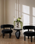 Skulpturelt sort sidebord Obsidia med organisk form