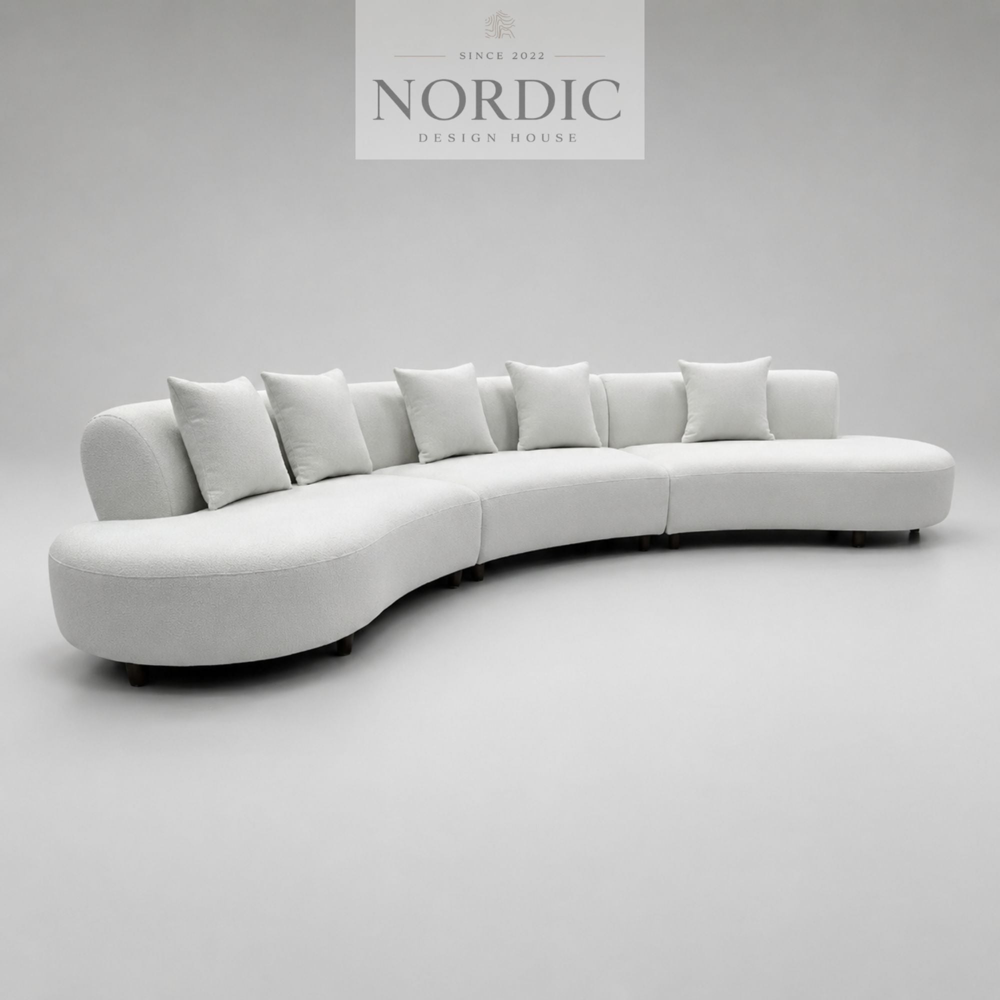 Sofa Elysée i let buet design med puder til åbne, moderne stuer og lounges
