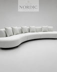 Sofa Elysée i let buet design med puder til åbne, moderne stuer og lounges