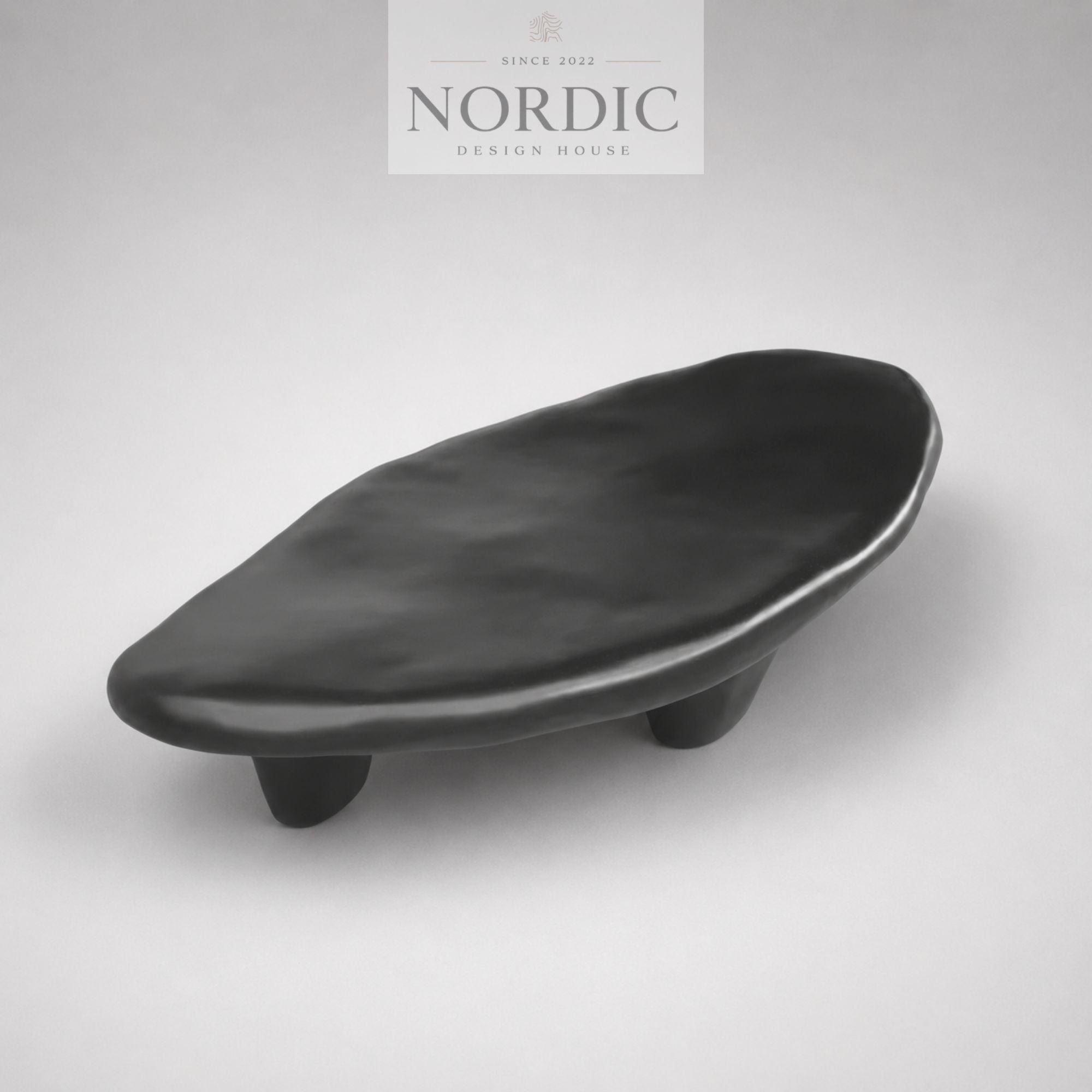 Sort organisk sofabord med skulpturelt design til moderne boligindretning