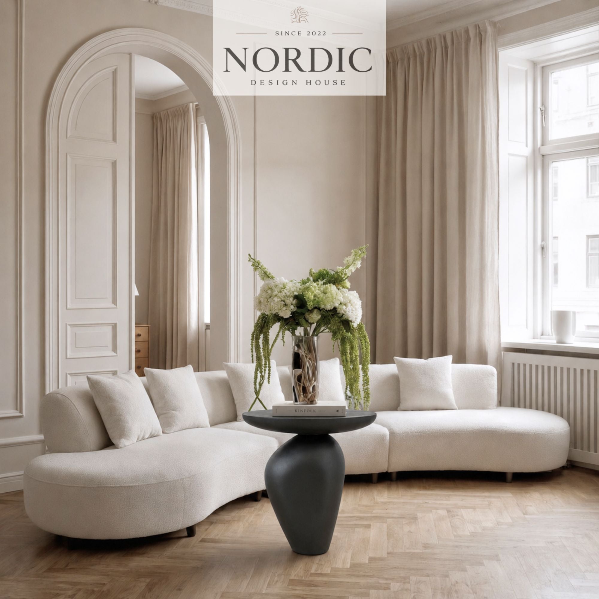 Silhuet sidebord med skulpturel base og mat finish